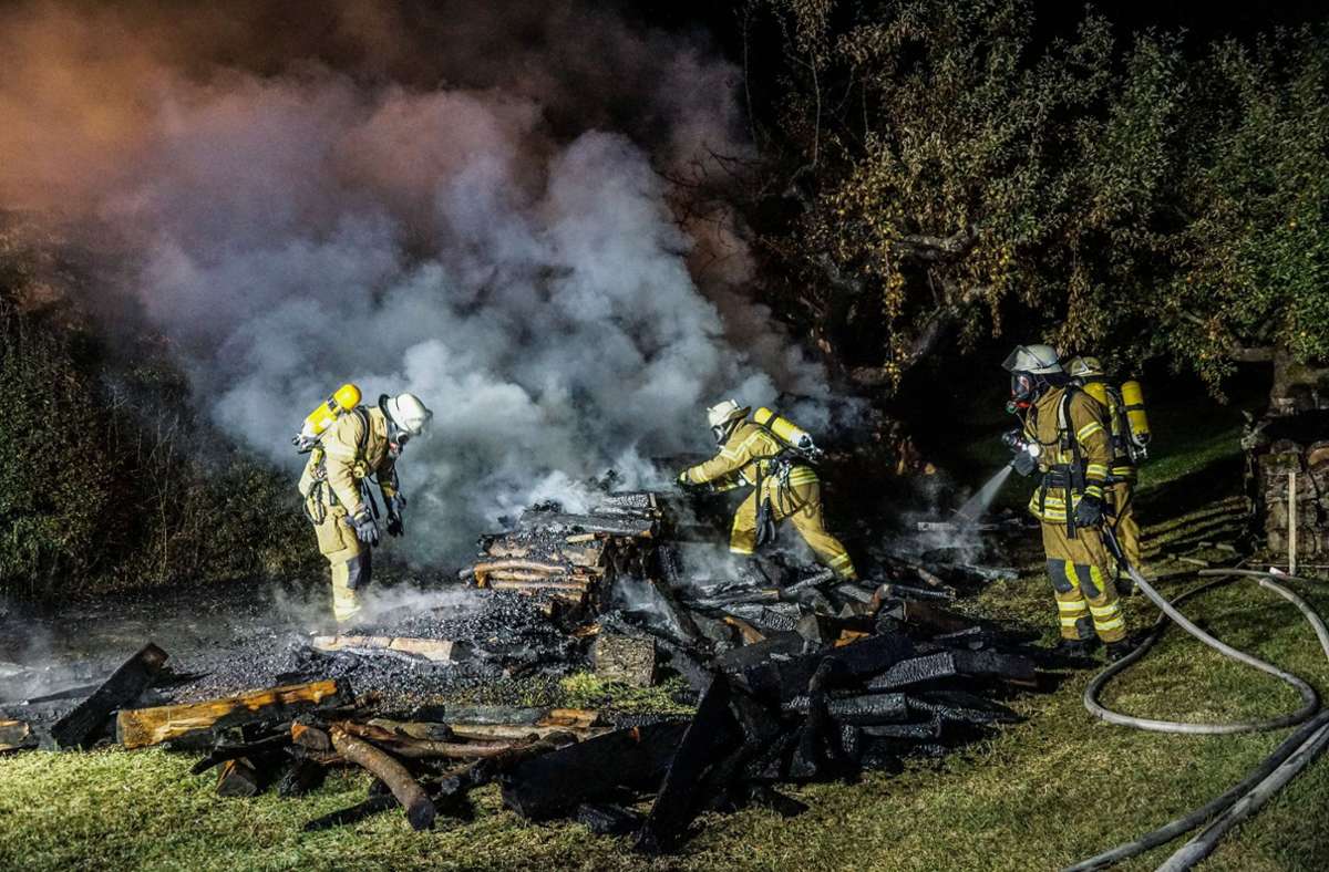 Zeugenaufruf der Polizei: Brand eines großen Holzstapels  in Esslingen