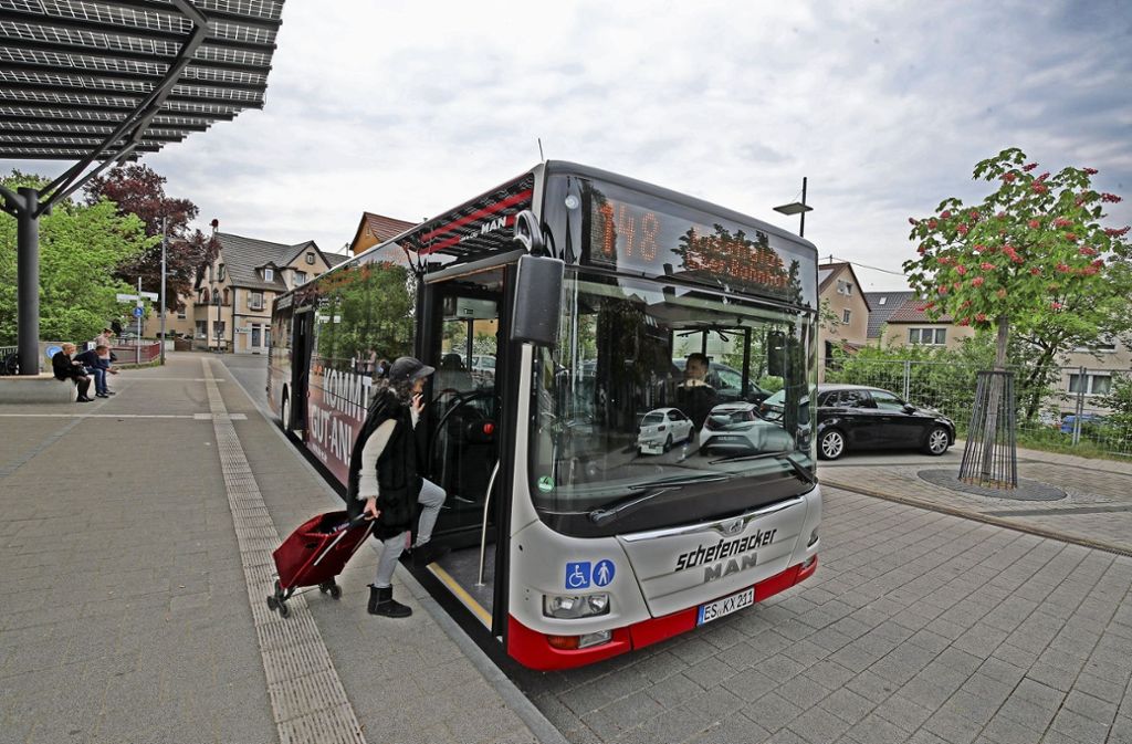 Linie 148 fährt im Rundverkehr durch den Ort und steuert regelmäßig den Bahnhof an: Bus und Bahn im Takt