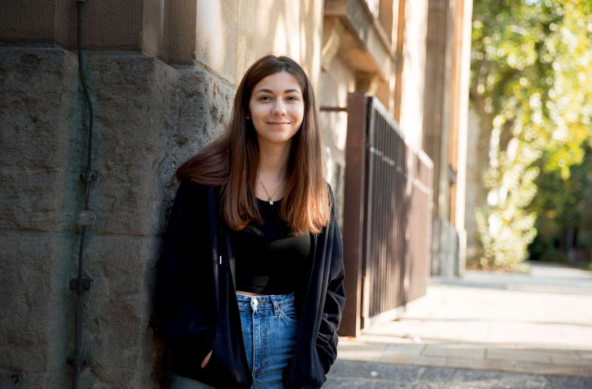 Schülerin Luisa Latella (18) ist froh, dass die Zeit mit Block- und Online-Unterricht vorerst vorbei ist. Foto: Lg/Leif Piechowski Foto:  
