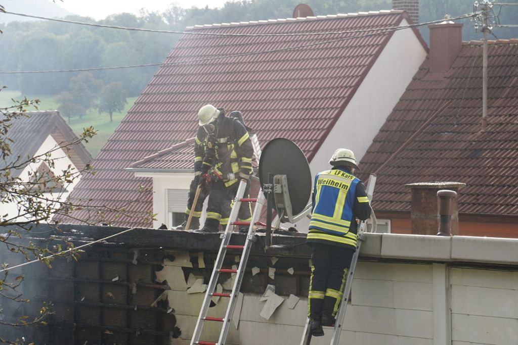 Der Sachschaden wird auf 100.000 Euro geschätzt: Schuppenbrand an Wohngebäude