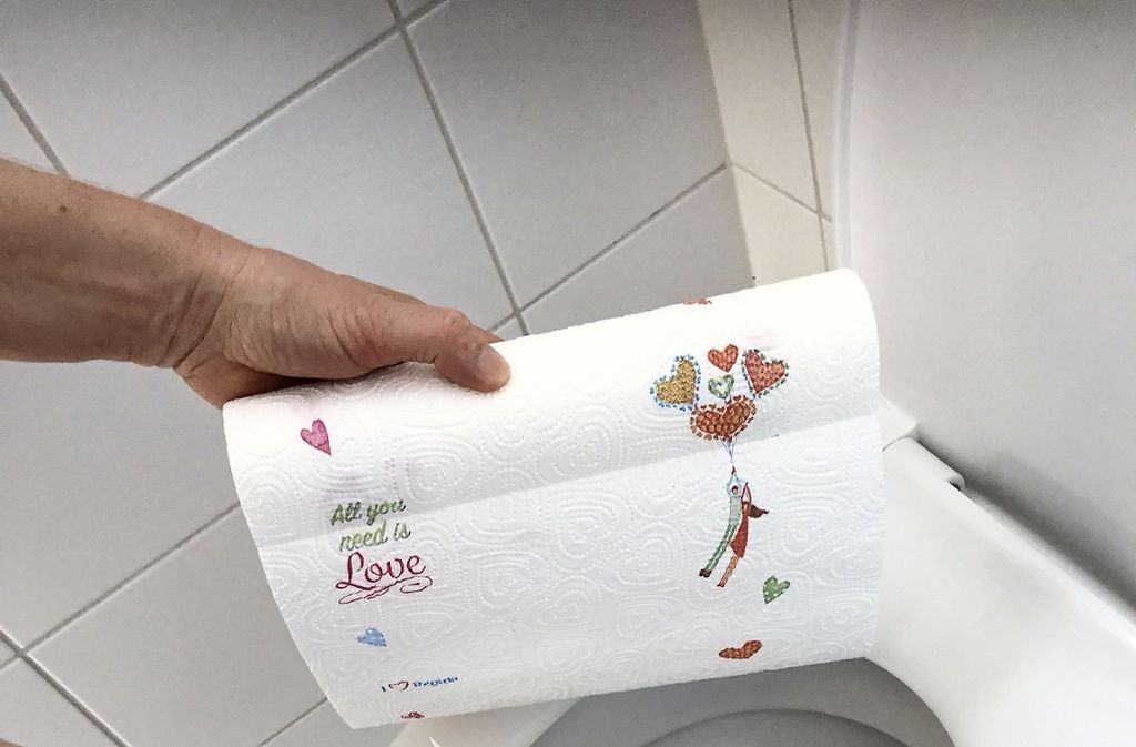 Küchenpapier zersetze sich zu langsam und habe nichts in der Toilette zu suchen, raten Rohrreiniger. Foto: Harald Flößer