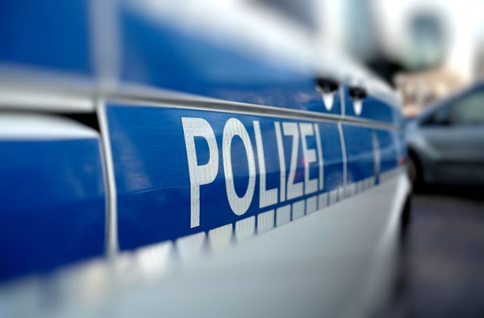 Vorfall in Ostfildern: Gegen fahrendes Auto geschlagen und mit Metallrohr zugeschlagen