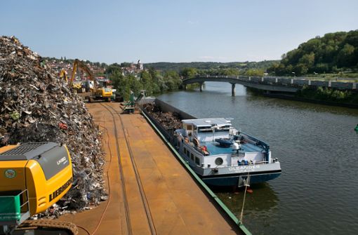 Die  Lage an Bahn und Neckar ist ein großer Standortvorteil für Kaatsch in Plochingen. Der Warenausgang geht fast ausschließlich auf  Gleis und Wasser über die Bühne. Foto: Roberto Bulgrin