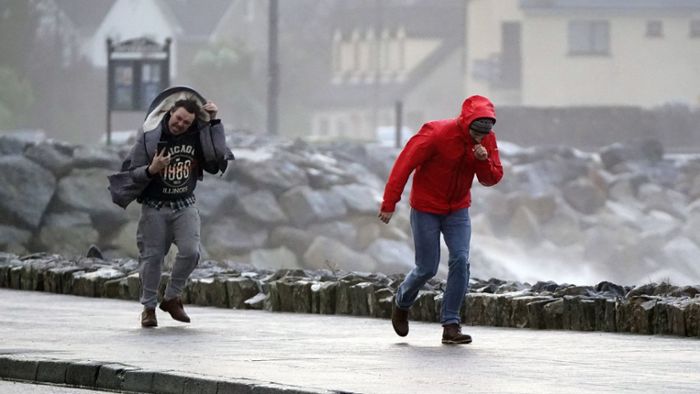 Sturm über Großbritannien und Irland bringt Verkehrschaos und Schäden