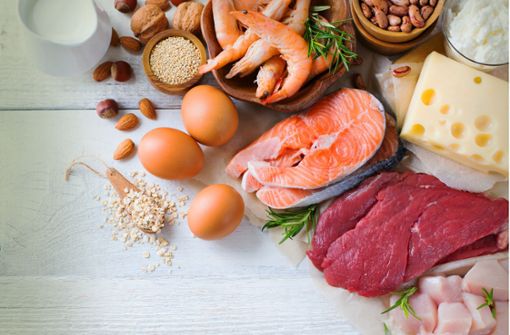 Die Hauptquellen für Vitamin B12 sind tierische Lebensmittel wie Fleisch, Eier, Käse und Fisch. Foto: aamulya