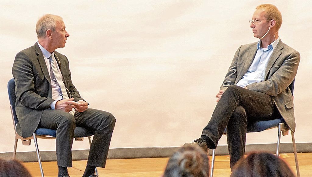 Chefredakteur Gerd Schneider (links) unterhält sich mit Professor Thomas Heidenreich über Achtsamkeit. Foto: Dietrich