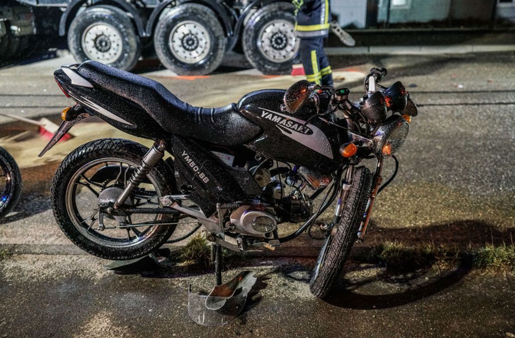 Ein Motorradfahrer ist bei einem Unfall in Kirchheim am Sonntagabend schwer verletzt worden.