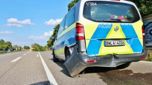 Pkw rammt Streifenwagen – zwei Polizisten verletzt