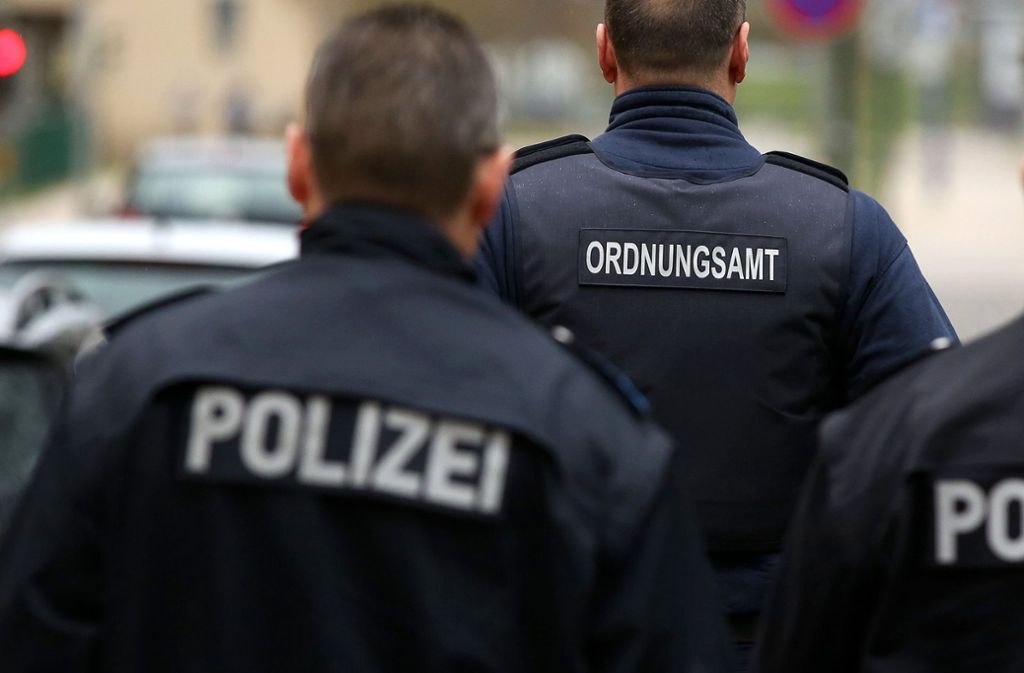 Coronavirus in Stuttgart: Polizei trennt Gruppen an Tankstellen