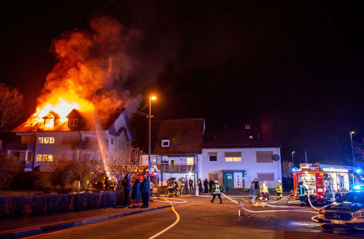 Heidenheim an der Brenz: Dachstuhl brennt  - Bewohner verletzt