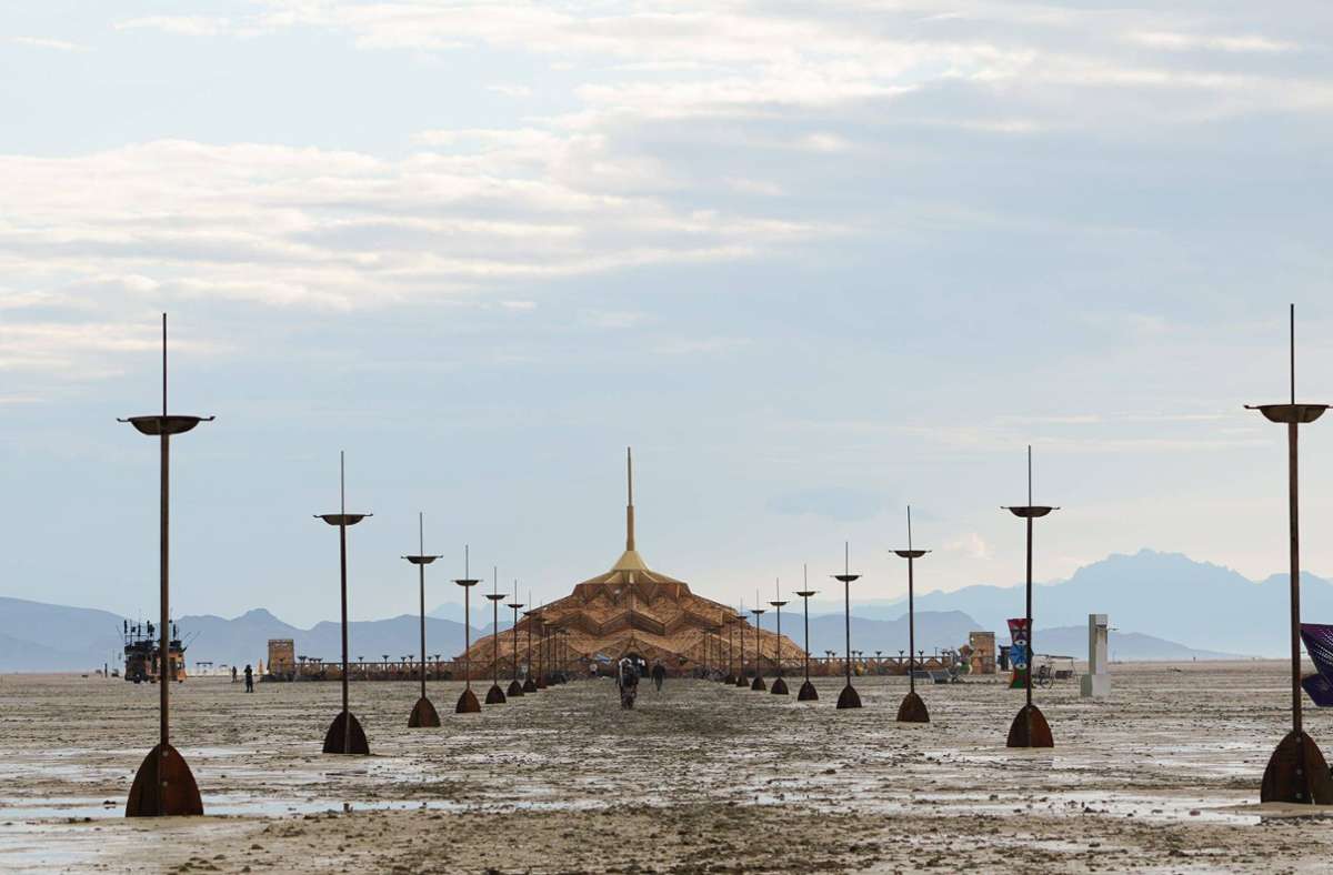 Das „Burning Man“ versinkt im Schlamm.