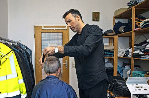 Alle zwei Wochen wird die Kleiderausgabe der Franziskusstube zum Friseursalon von Manuel Kuray. Foto: Lichtgut/Leif Piechowski