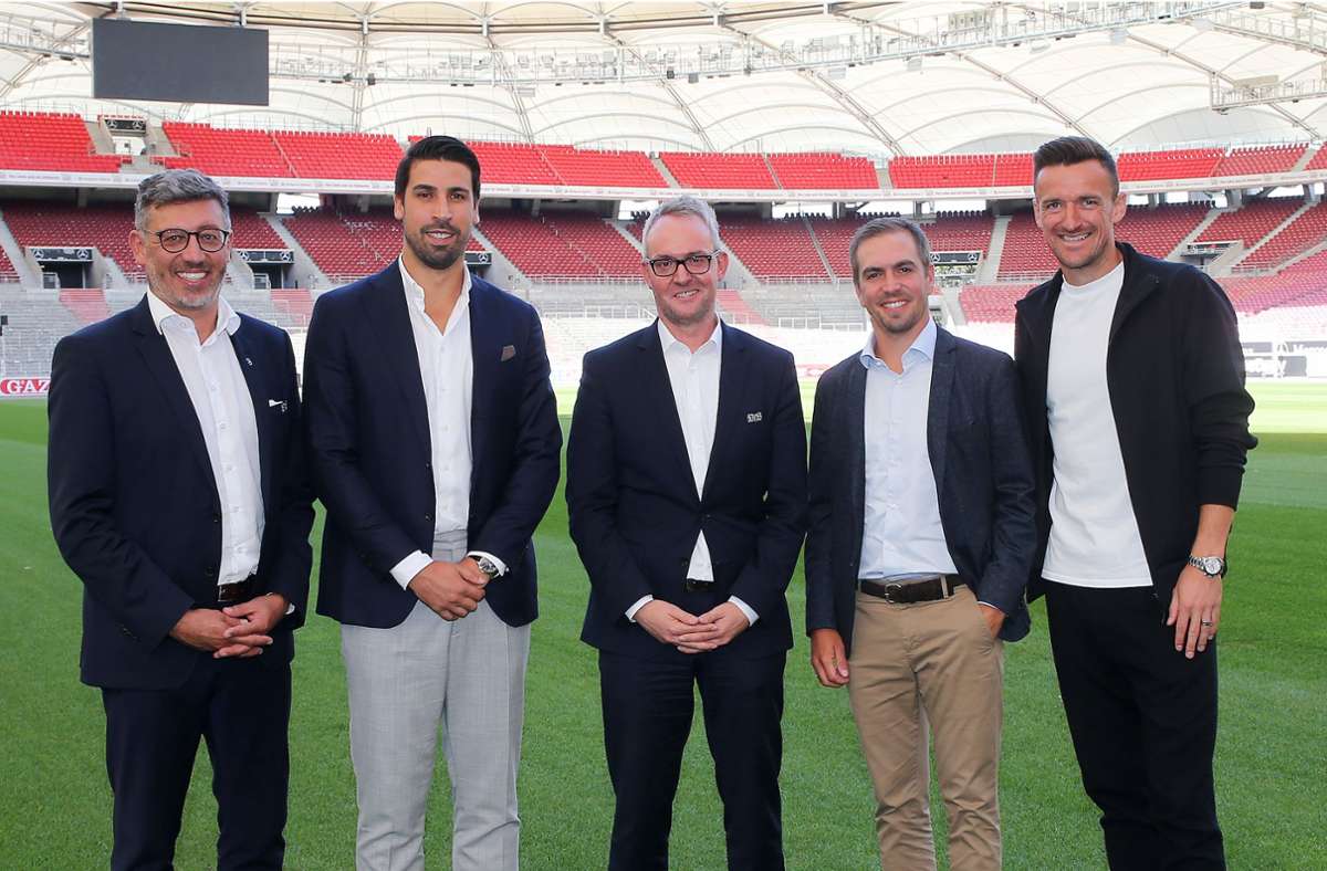 VfB-Präsident Claus Vogt (li.) und VfB-Vorstandschef Alexander Wehrle (Mitte) präsentieren Sami Khedira, Philipp Lahm und Christian Gentner (v. li.). Foto: Baumann