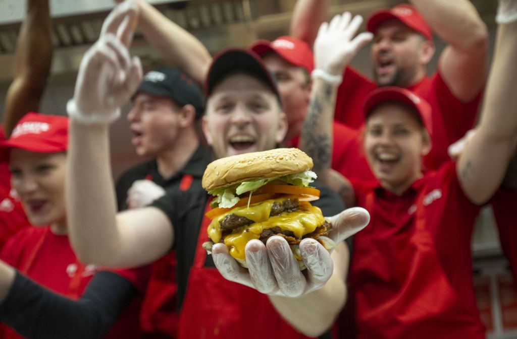 Die umjubelte Five-Guys-Eröffnung am Montag in Stuttgart – woher kommt der Hype um die Burger?