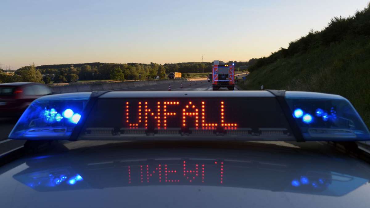 Unfall auf der A8 bei Köngen: Mercedes gerät teilweise unter Sattelzug – Mann schwer verletzt
