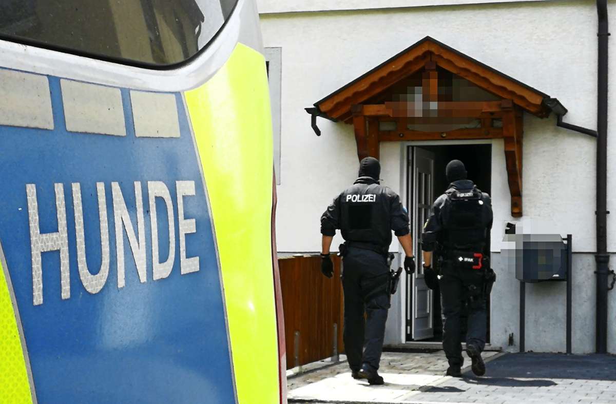 Vermummte Polizisten und Spürhunde haben ein Haus in Fellbach durchsucht. Foto: StZN/Weingand
