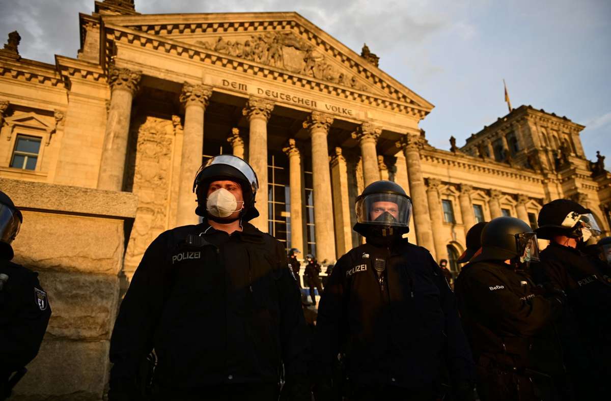 Reichsflaggen bei Protesten gegen  Corona-Maßnahmen: Politiker bestürzt über Ereignisse am Berliner Reichstag
