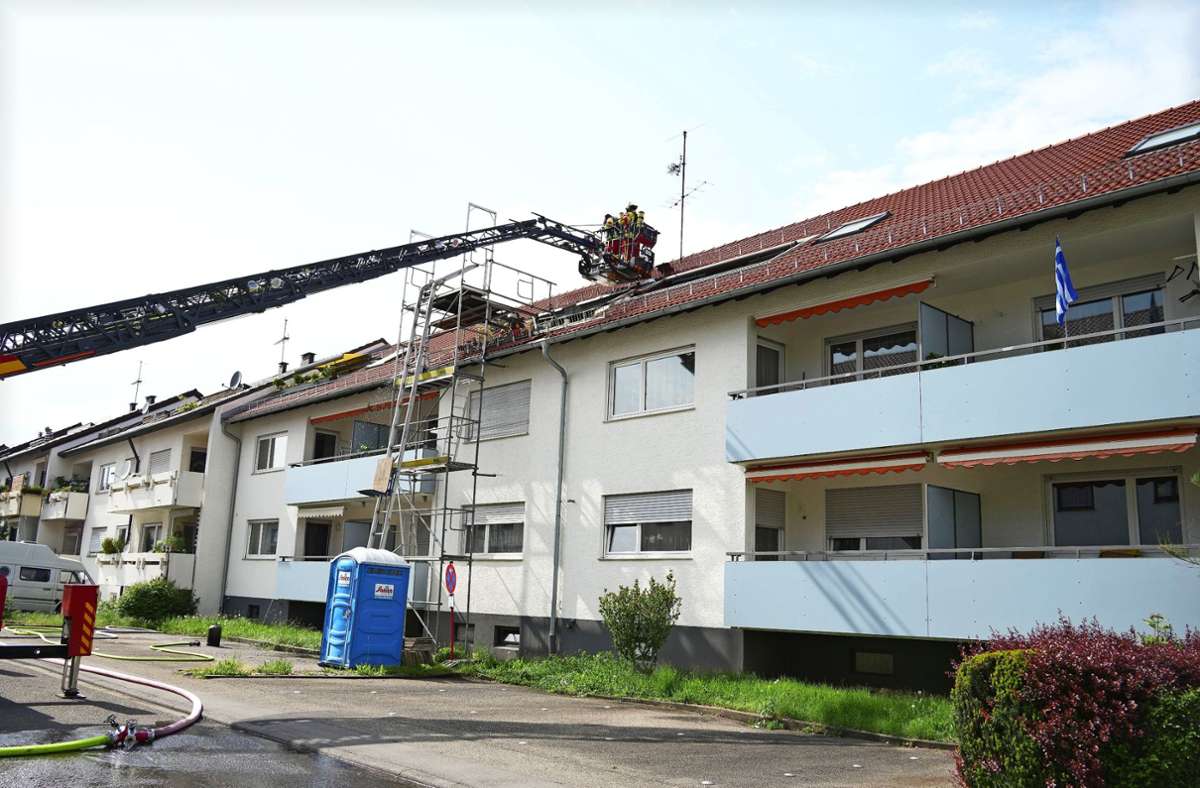 Brand in Leonberg: Dachterrasse in der Riedstraße  brennt