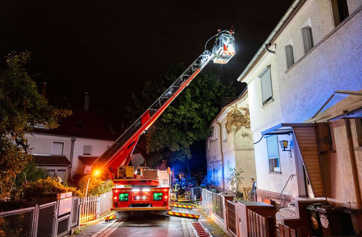 Brand in Stuttgart-Feuerbach: Doppelhaus in Flammen – Polizei schließt Blitzeinschlag nicht aus