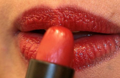 Wer sich täglich die Lippen schminkt, schluckt im Jahr das Äquivalent von bis zu fünf Lippenstiften. Foto: dpa/Achim Scheidemann