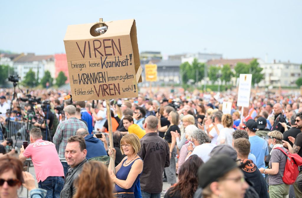 Menschenmasse ohne Maske: In Stuttgart rief die Initiative „Querdenken 711“ zur Demonstration gegen die Einschränkungen während der Pandemie auf.