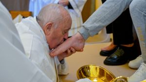 Kirche: Abendmahlmesse: Papst wäscht Häftlingen die Füße