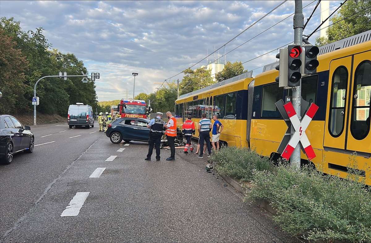 Stadtbahnunfall in Remseck am Neckar: Rotlicht missachtet – Autofahrer kollidiert mit U12