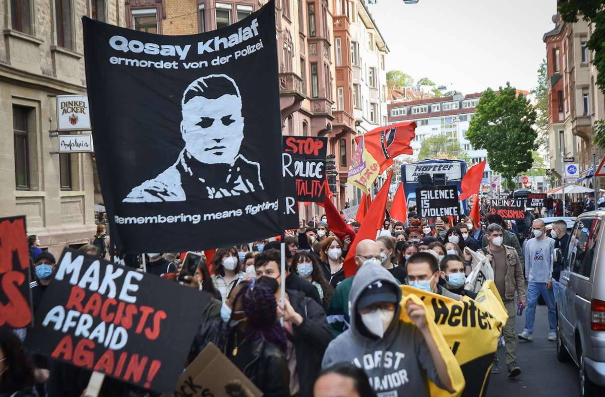 Demonstration in Stuttgart: Menschen protestieren gegen Rassismus und rassistisch motivierte Polizeigewalt