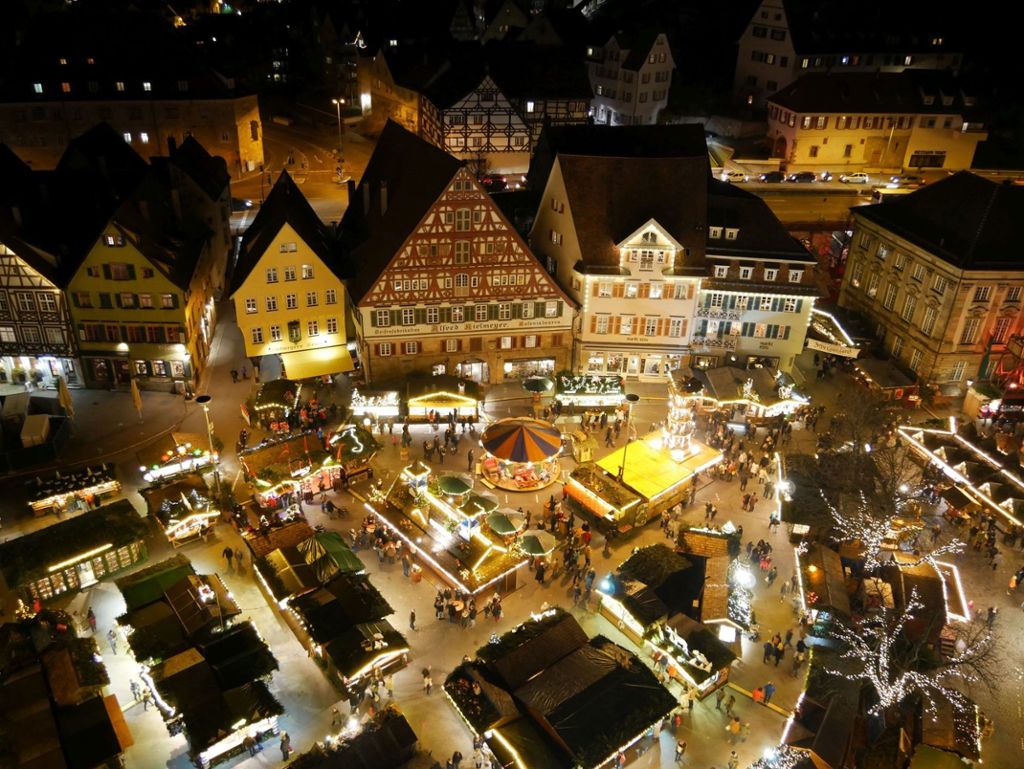 360 Grad-Ansicht aus luftiger Höhe: Esslinger Weihnachtsmarkt von oben