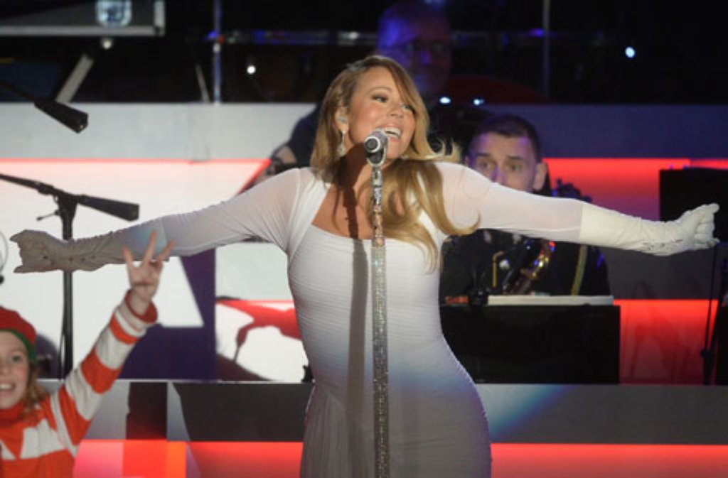 Mariahs Song ist und bleibt unser Weihnachtsstimmungskracher Nummer 1 und landet damit auf dem Siegertreppchen ganz oben.