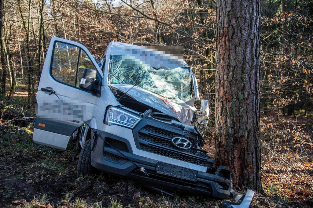Straße nach Baach war gesperrt: Unfall bei Baltmannsweiler: Fahrer eingeklemmt