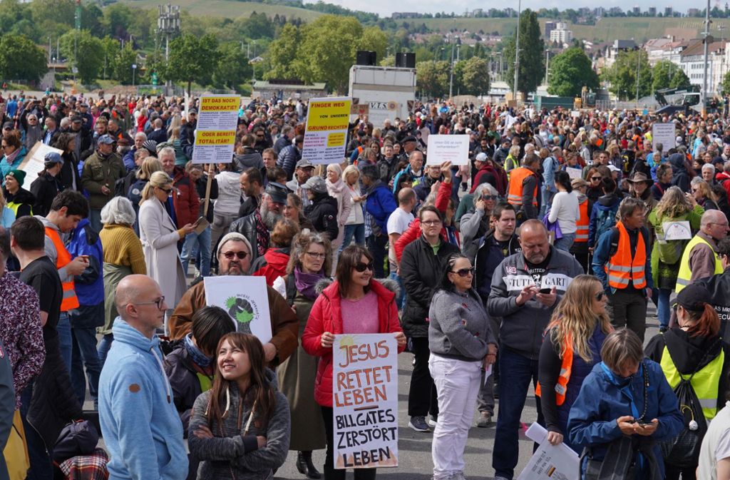 Demo gegen Corona-Regeln in Stuttgart: Teilnehmer fordern raschere Lockerung