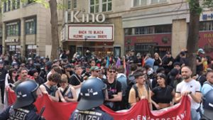 1.-Mai-Demo in Stuttgart: Polizei nimmt 167 Personen vorläufig fest - mindestens 25 Beamte verletzt