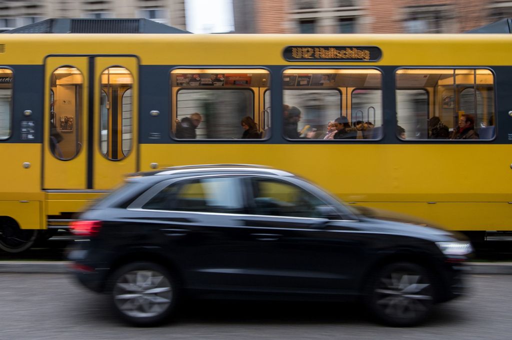 Ursache für den Unfall ist noch unbekannt: Auto rammt Straßenbahn in Stuttgart