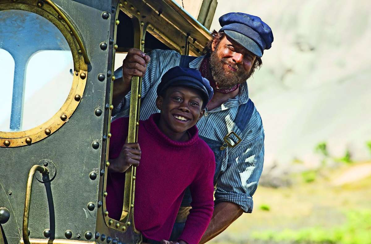 Henning Baum als Lokomotivführer Lukas (rechts) und Solomon Gordon als Jim Knopf in einer Szene des Films „Jim Knopf und Lukas der Lokomotivführer“.  Foto: Ilze Kitshoff/