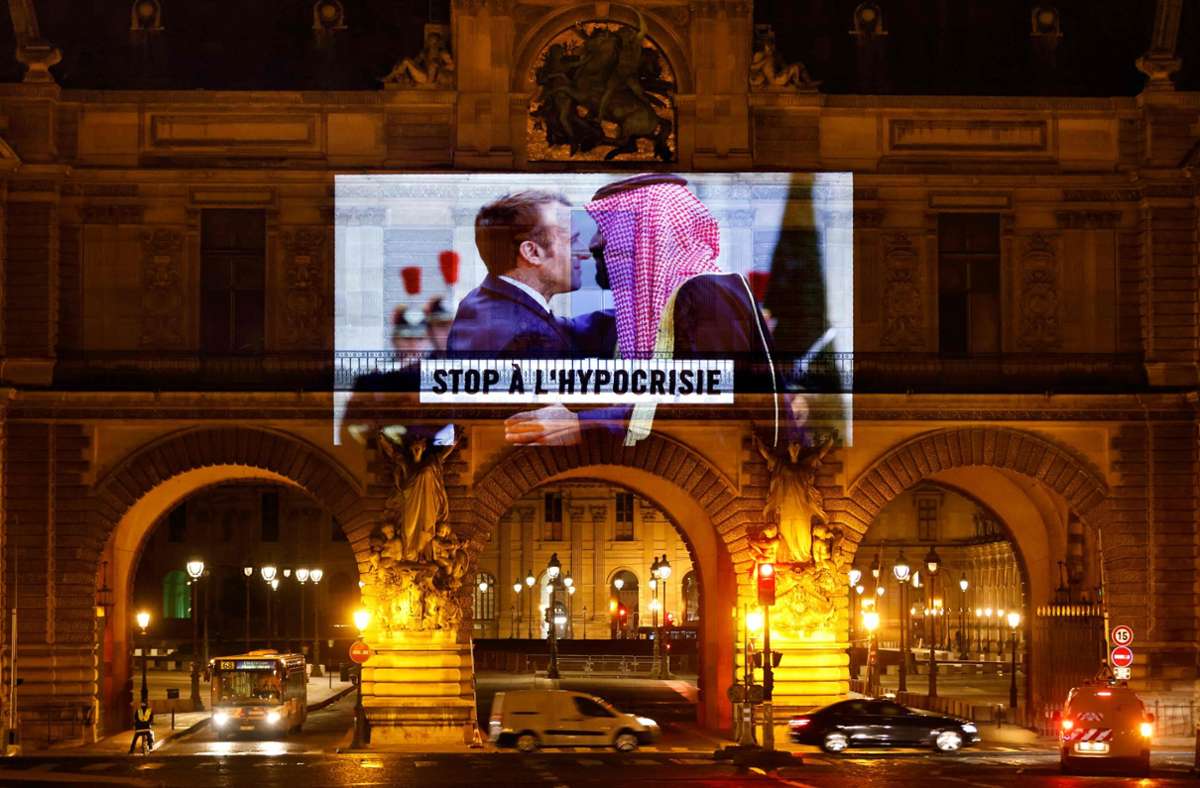 Während der französische Präsident Emmanuel Macron den radikalen Islamismus in Frankreich bekämpfen will, wird er gleichzeitig mit dieser Projektion auf den Louvre in Paris von der Menschenrechtsorganisation  Amnesty International für seine Foto: AFP/Thomas  Coex