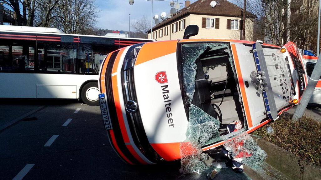 Das Malteser-Fahrzeug befand sich im Einsatz: Bus rammt Notarztwagen