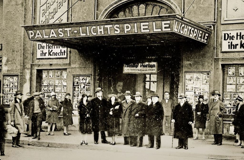 Dieses Kino befand sich auf der unteren Königstraße unweit vom Bahnhof: 1929 lief in den Palast-Lichtspielen im ehemaligen Marstall der Stummfilm „Die Herrin und ihr Knecht.
