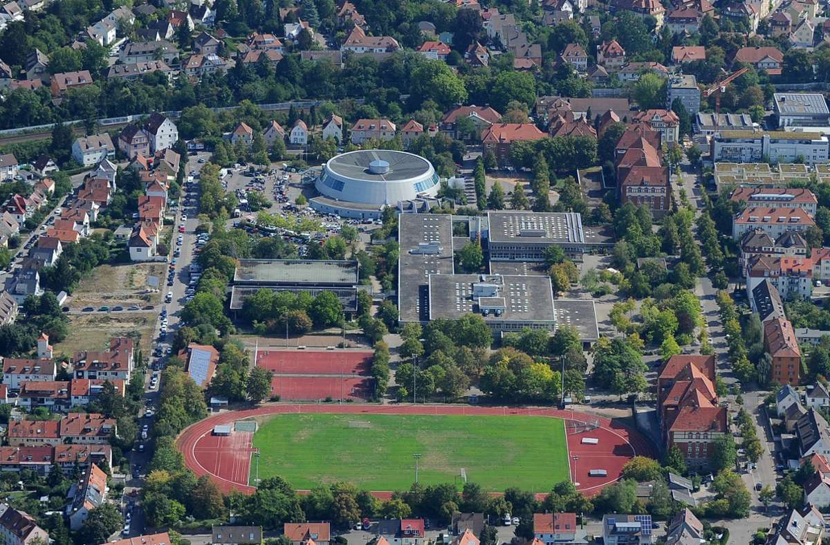 Die Gebäude des Bildungszentrums West sind in die Jahre gekommen – oben ist die  Rundsporthalle zu sehen. Foto: Werner Kuhnle