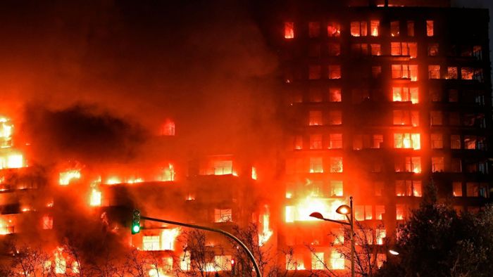 Feuerinferno mit mindestens neun Toten schockt Spanien