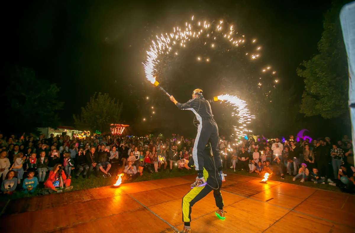 Die „Flammenden Sterne“ im Scharnhauser Park“ sind ein Publikumsmagnet. Foto: Roberto Bulgrin