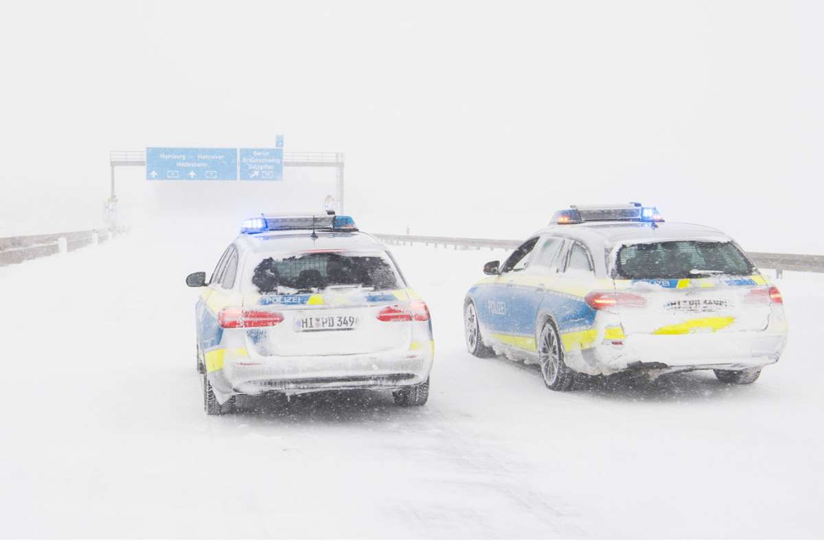 Die Autobahn 7 musste wegen des Winterwetters gesperrt werden. In unserer Fotostrecke gibt es die markantesten Bilder zum Schnee-Chaos.
