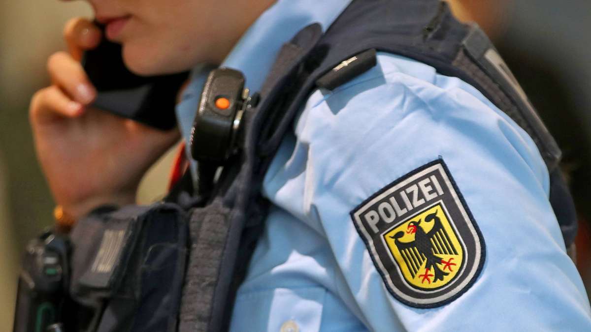 Zug von Nürtingen nach Stuttgart: Zugbegleiter von zwei Unbekannten ins Gesicht geschlagen