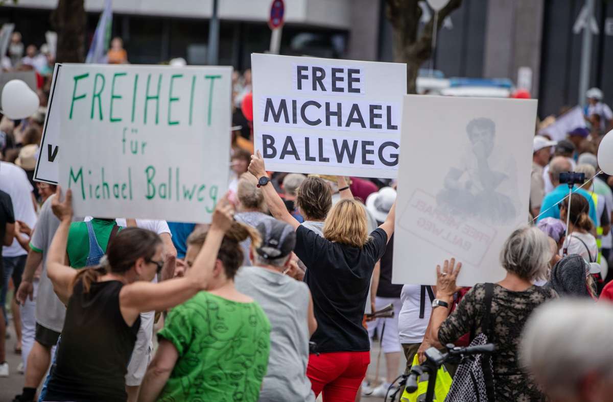 Demo für  Michael Ballweg: 1000 Querdenker protestieren vor dem Gefängnis