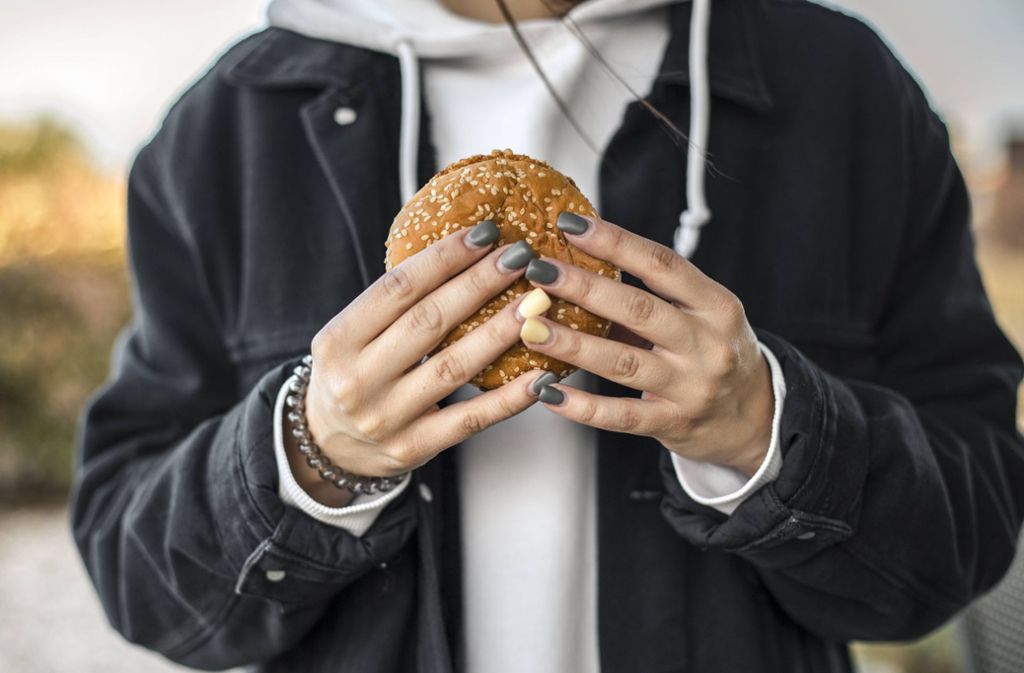 Fast jeder vierte Jugendliche in Deutschland hat einen hohen Konsum an Fastfood. Foto: imago images / Westend61/Aitor Carrera Porté
