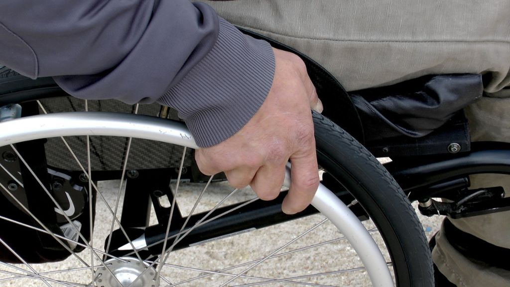 Fahrraddieb tarnt sich als Rollstuhlfahrer