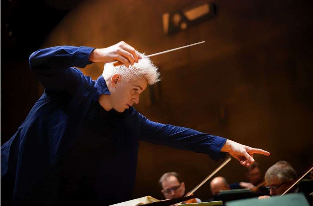 Chefdirigent Dan Ettinger leitet das Konzert mit dem Bariton Andrè Schuen im Beethovensaal: Stuttgarter Philharmoniker im Farbenrausch