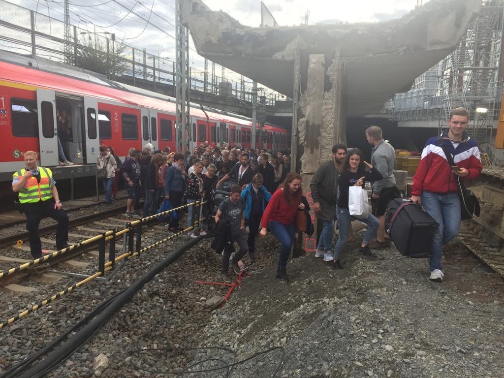 Passagiere gehen zu Fuß auf den Gleisen: Defekte S-Bahn im Tunnel stoppt Bahnverkehr