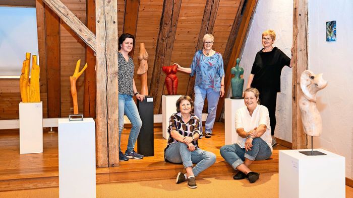 Kunstausstellung im Rathaus Neuhausen: Weiche Formen im harten Holz
