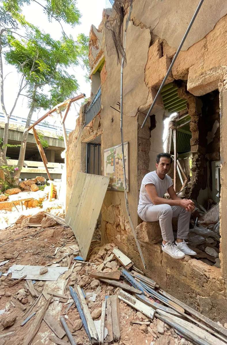 Serkan Eren in einem zerstörten Haus